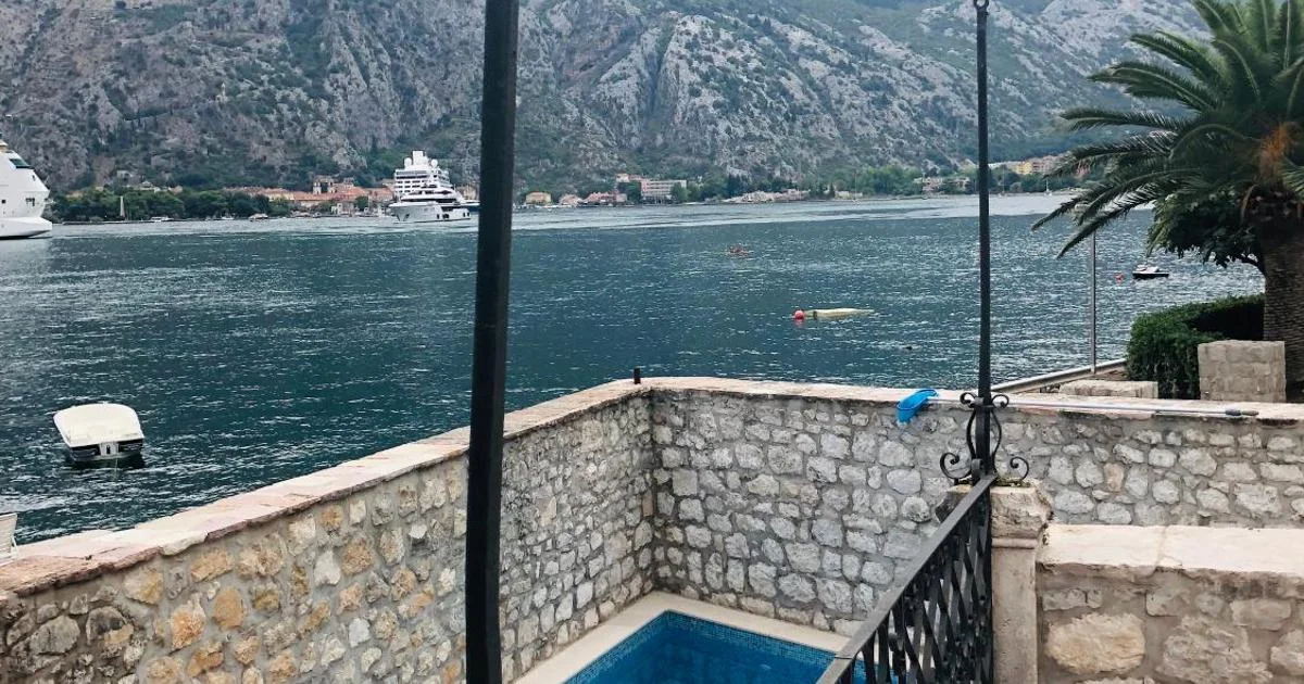 Large Luxury Waterfront Villa 500m2 with Private Pool and Private Beach for 15 People - Hotel with Bathtub in Kotor