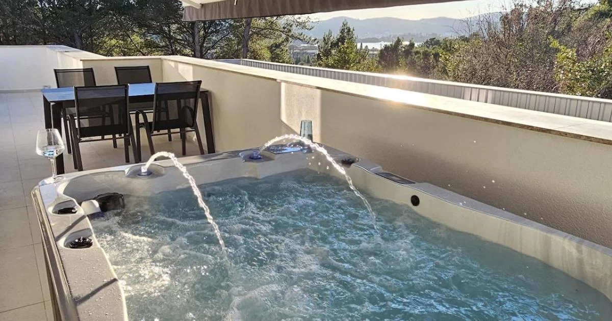Luxury Airport Residence - Hotel with Bathtub in Kotor