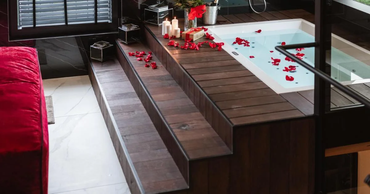 Art Penthouse with Jacuzzi - Hotel with Bathtub in Krakow