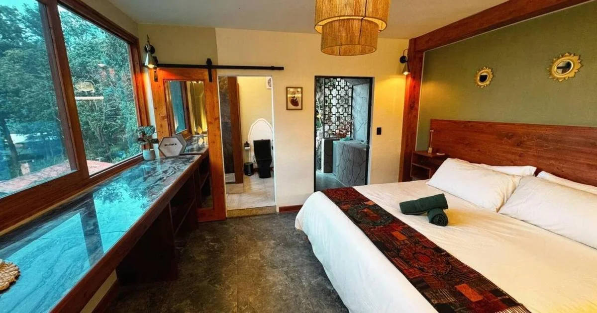Eternal Spring Suit - Hotel with Bathtub in Lake Atitlan