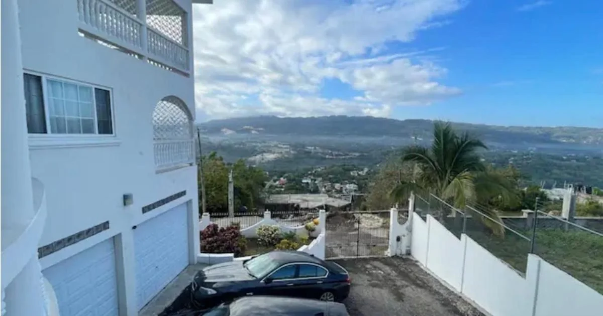 Skyline Suites Villa Penthouse Golden View - Hotel with Bathtub in Montego Bay