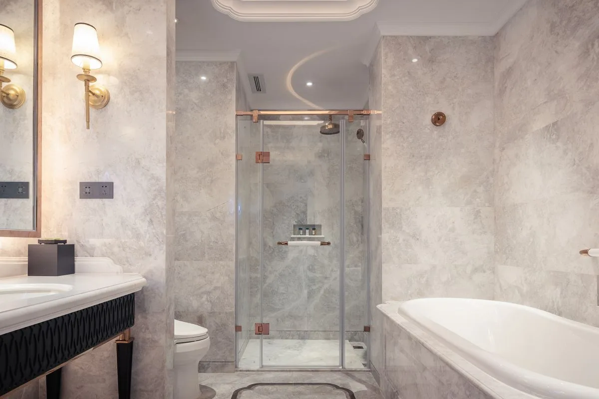 Four Seasons Hotel Nashville with private bathtub in Nashville