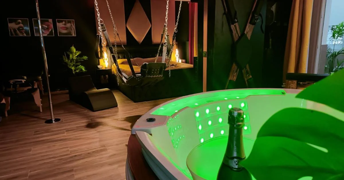 La loveroom bdsm de Nice " la chambre luxe des désirs " - Hotel with Bathtub in Nice