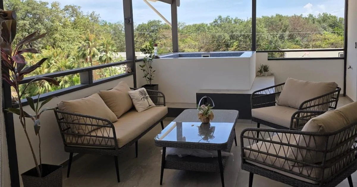 Camp Bay Apt with Hot Tub & Beach Walk - Hotel with Bathtub in Roatan