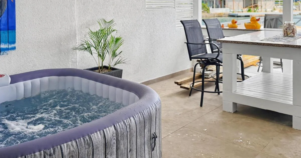 Villa Sunrise Jolly Harbour Waterfront Retreat - Hotel with Bathtub in Saint Johns