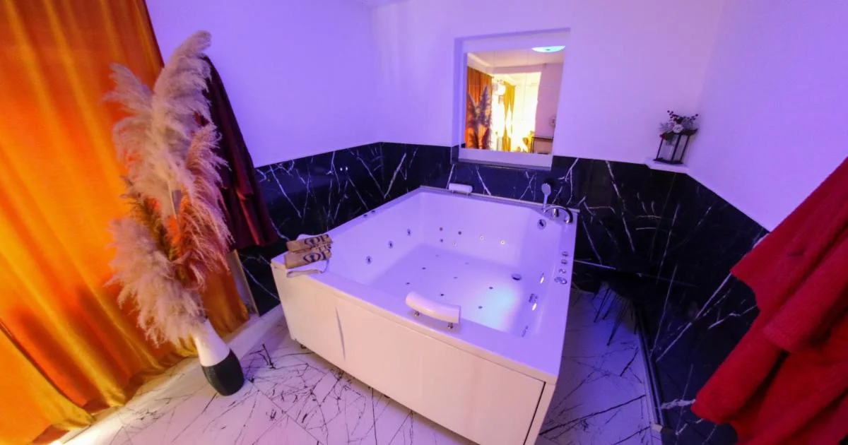 Hedonist Spa Jacuzzi Centar Free private parking - Hotel with Bathtub in Sarajevo