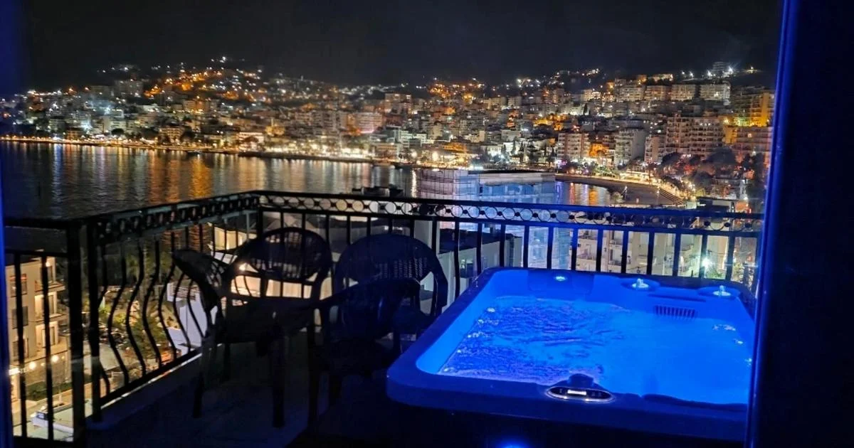 Duplex Penthouse with Jacuzzi - Hotel with Bathtub in Saranda