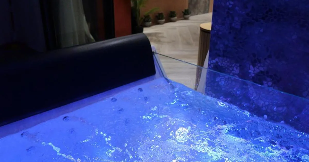 Luxury Seaview Studios with Private Jacuzzi & Sauna - Hotel with Bathtub in Saranda