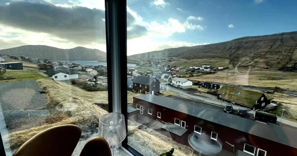 Modern 4BR Luxury Home with Ocean View & Jacuzzi - Hotel with Bathtub in Torshavn
