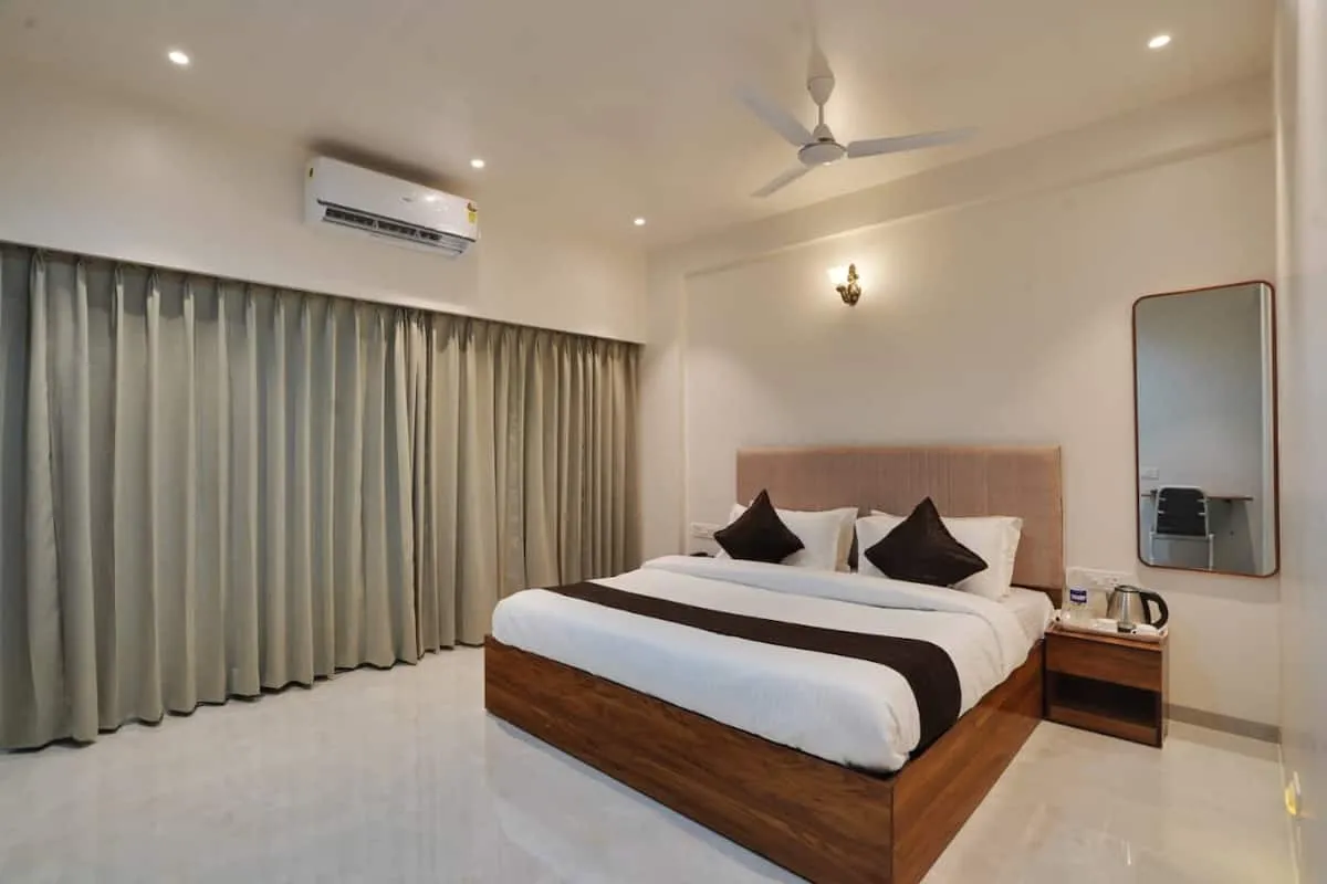 Luxury Stay in Kharadi | Near EON - Hotel with Bathtub in San Francisco