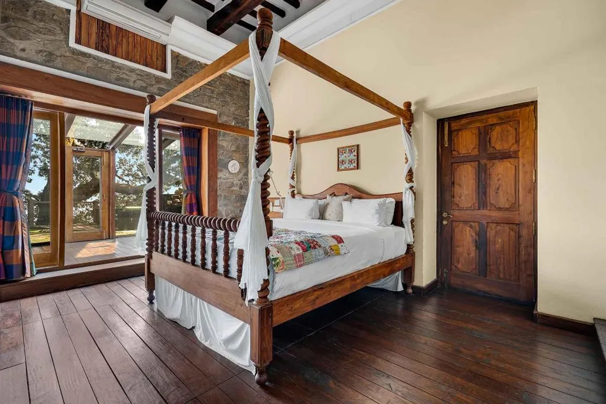 Rokeby Manor, Landour - Hotel with Bathtub in Mussoorie