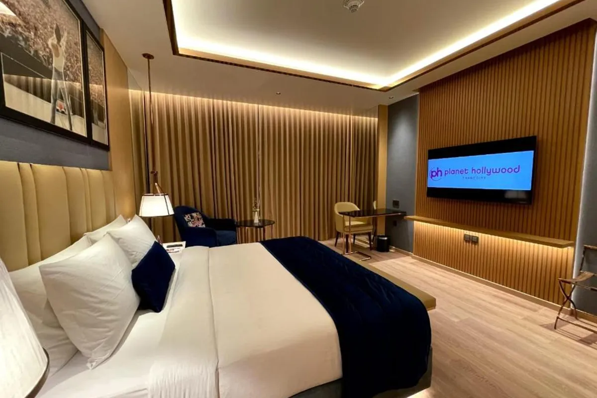Planet Hollywood Thane property and ambiance