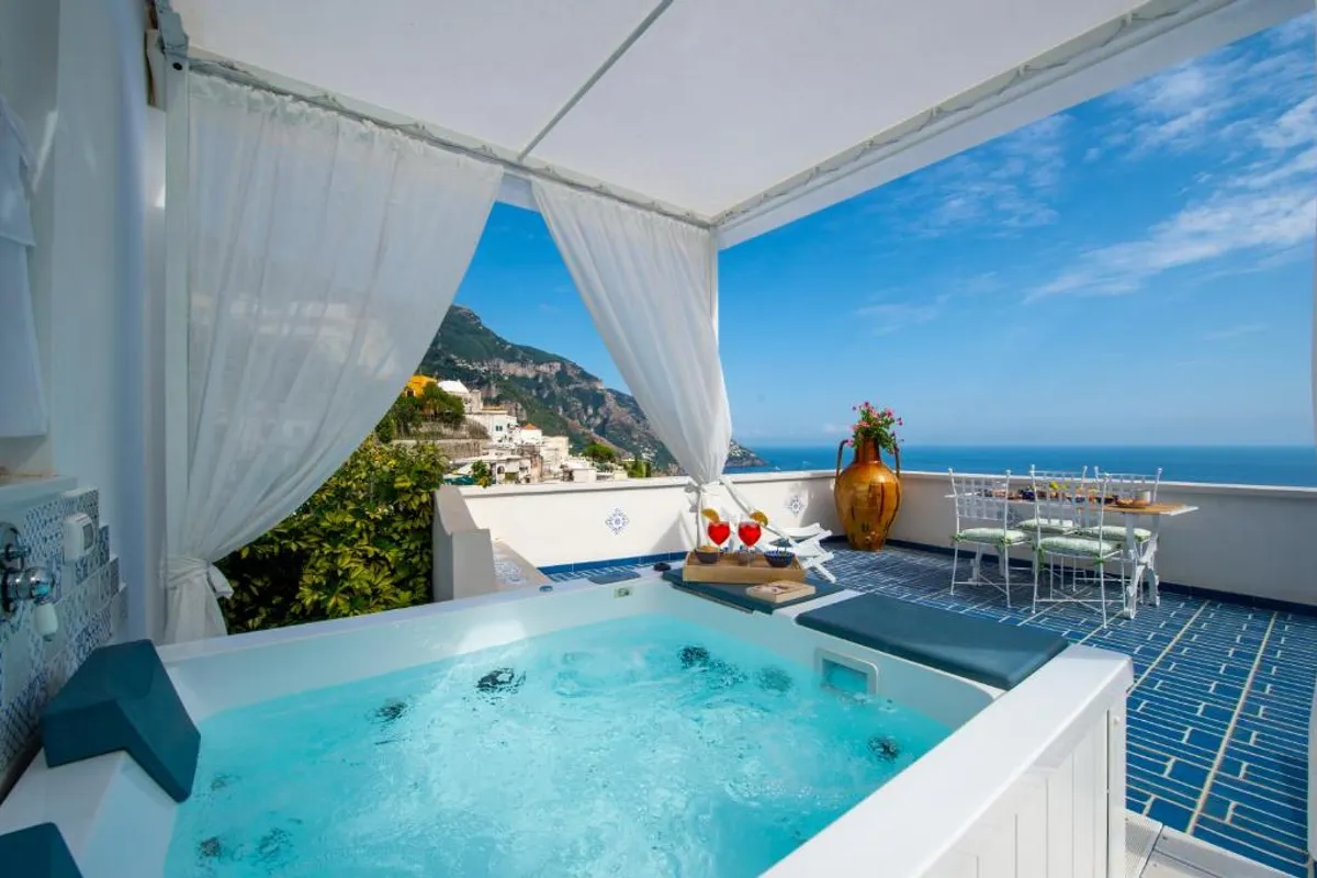 Hotels with private bathtubs in Positano, Italy