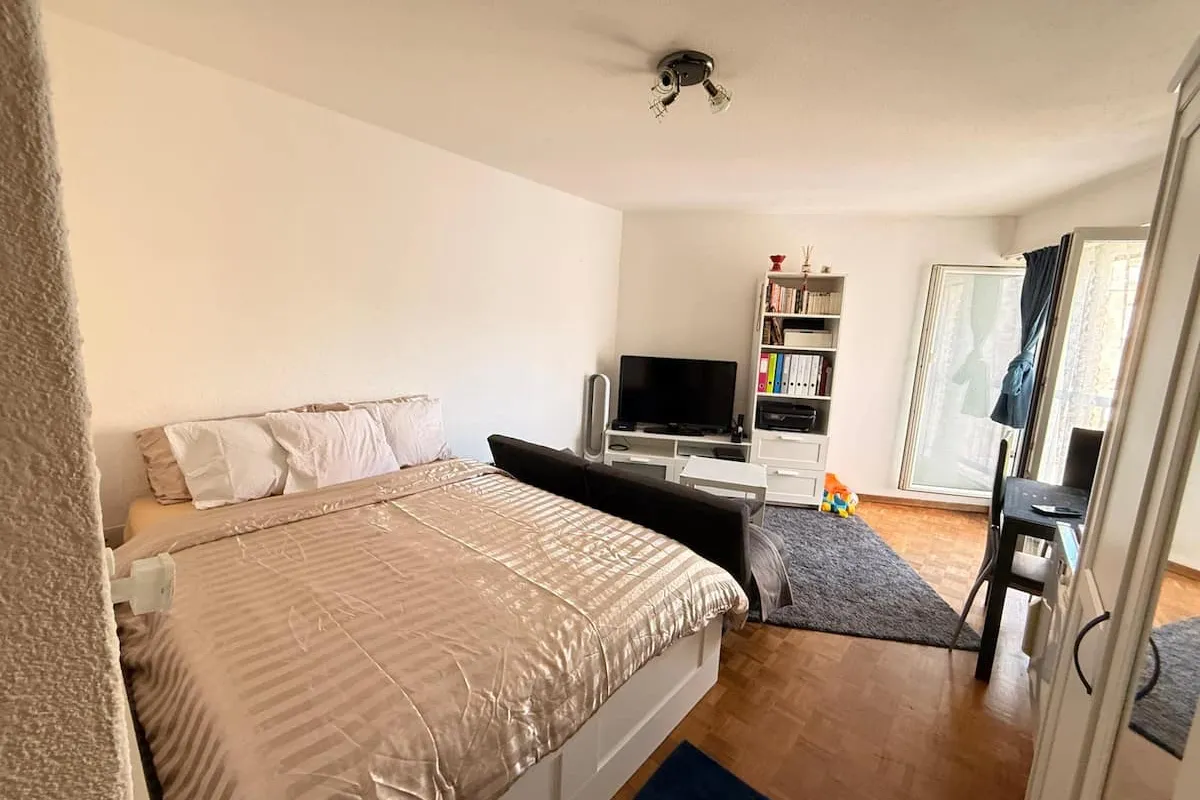 Private Zurich Studio | Work, Relax & Explore - Hotel with Bathtub in Zurich
