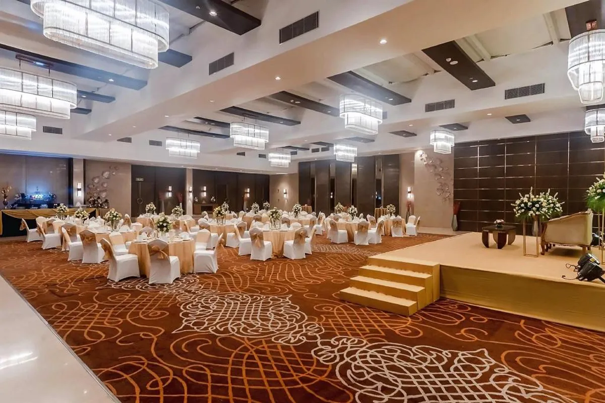 Radisson Blu Hotel Greater Noida bathroom and tub space