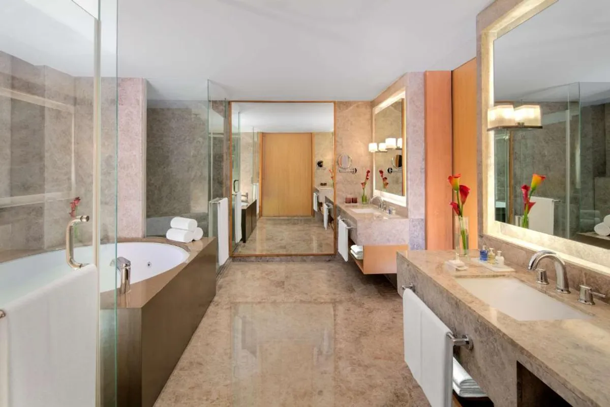 Hotels with private bathtubs in Guwahati, India