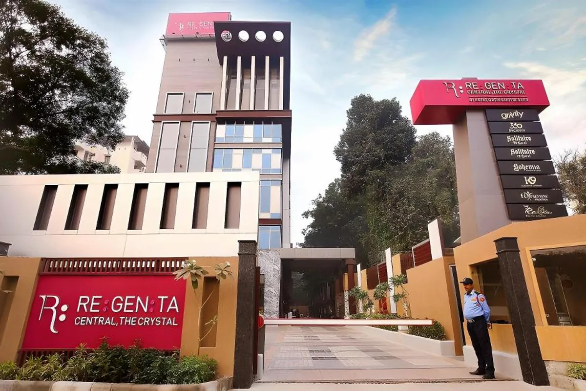 Regenta Central The Crystal Kanpur bathroom and tub space