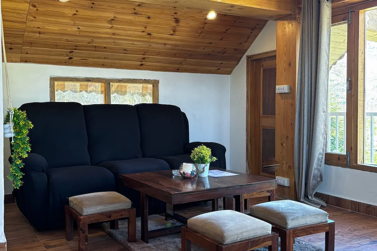Best Hotels in Manali for Honeymoon with Jacuzzi & Bathtubs (2026 Snow View Guide)