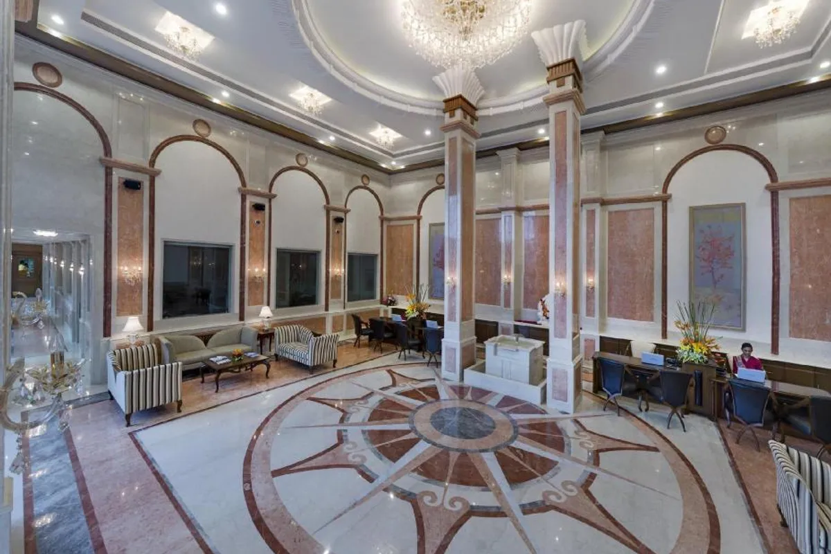 Royal Tulip Luxury Hotel Navi Mumbai bathroom and tub space