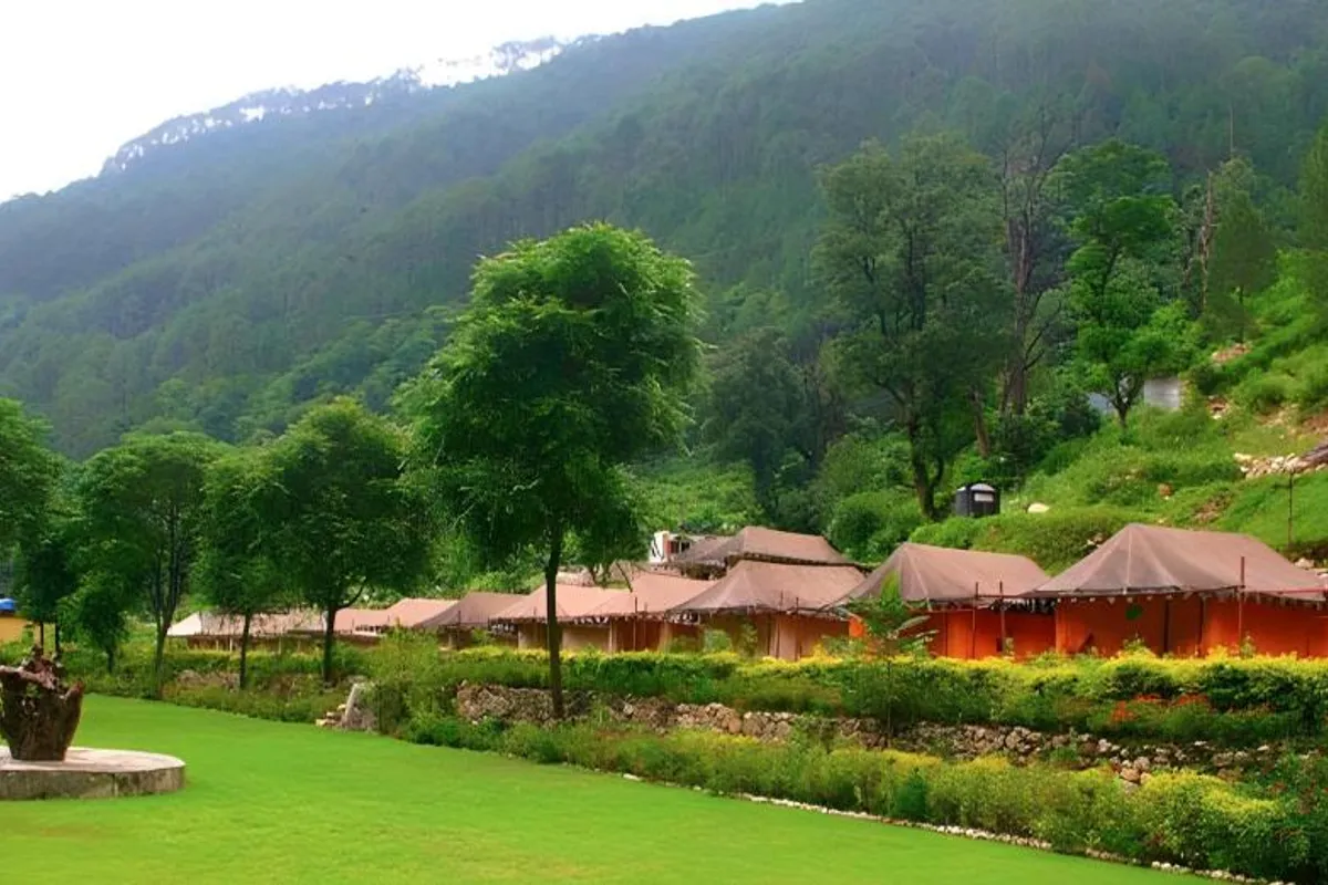 Shikhar Nature Resort Uttarkashi bathroom and tub space