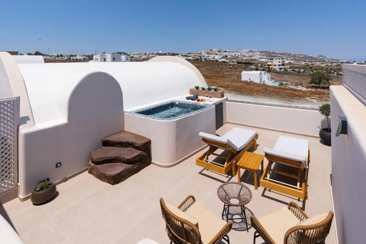 The Cosmopolitan - Hotel with Bathtub in Santorini