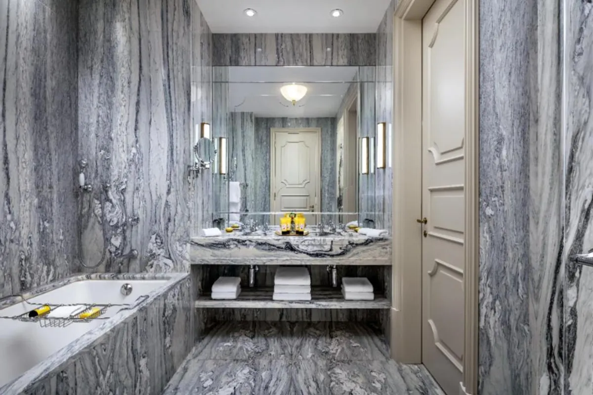 Hotels with private bathtubs in Venice, Italy