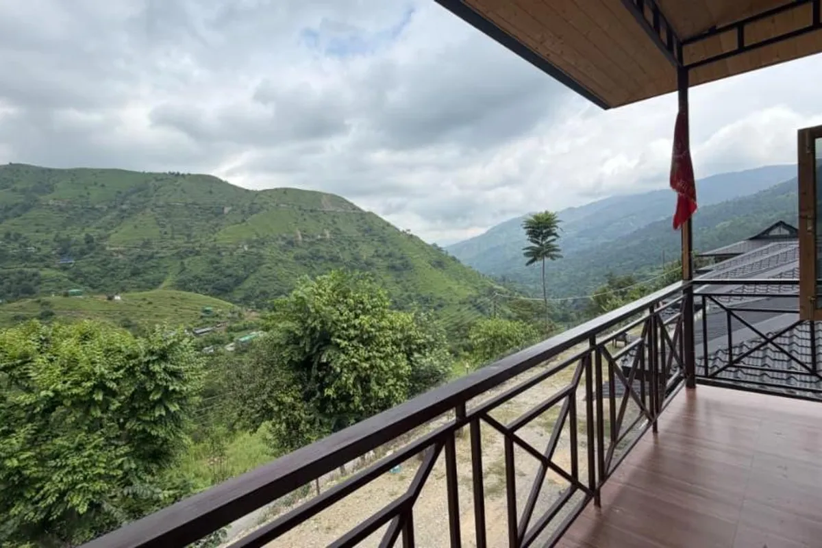 The Himalayan View Retreat Pangot bathroom and tub space