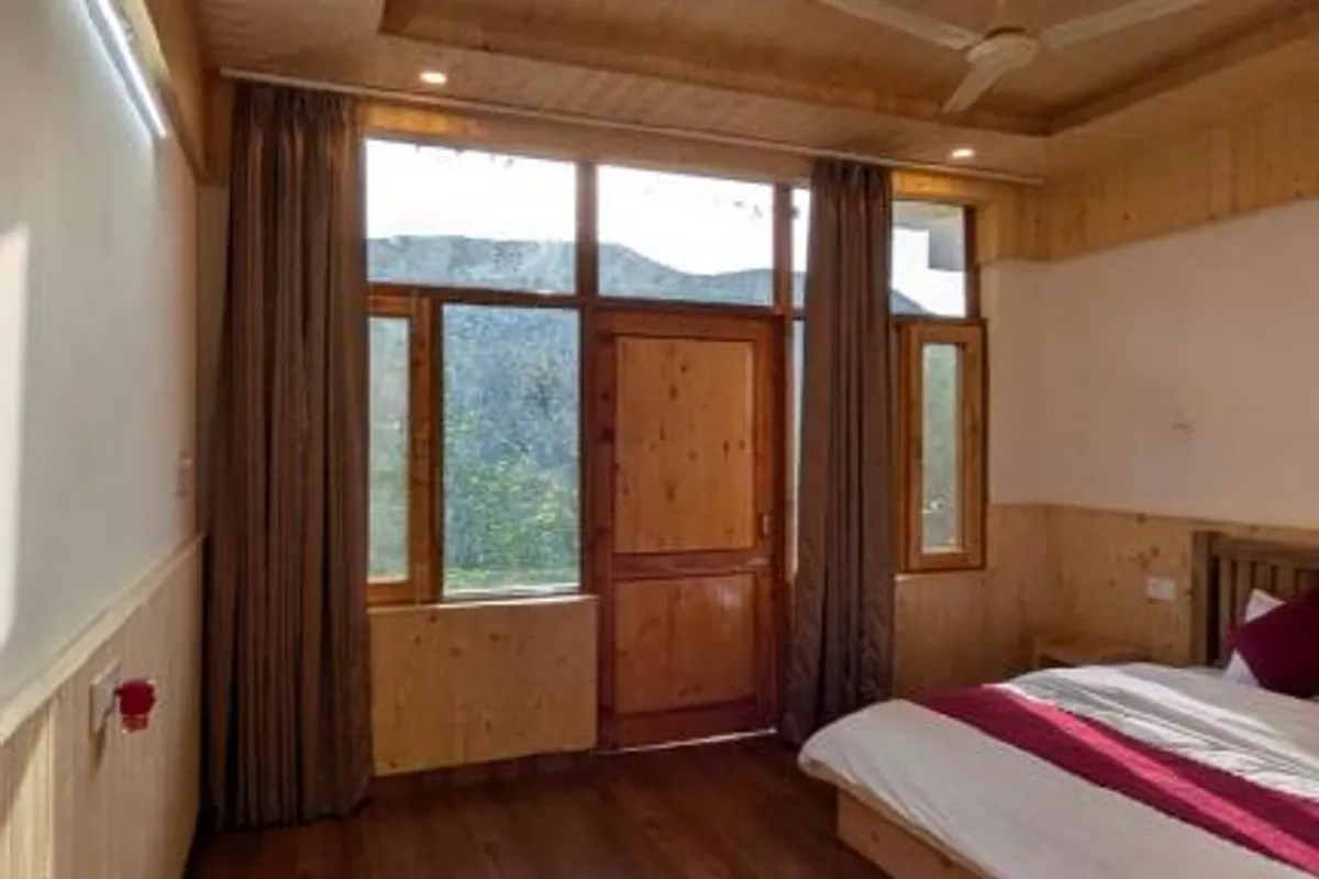 The Himalayan View Retreat Pangot property and ambiance