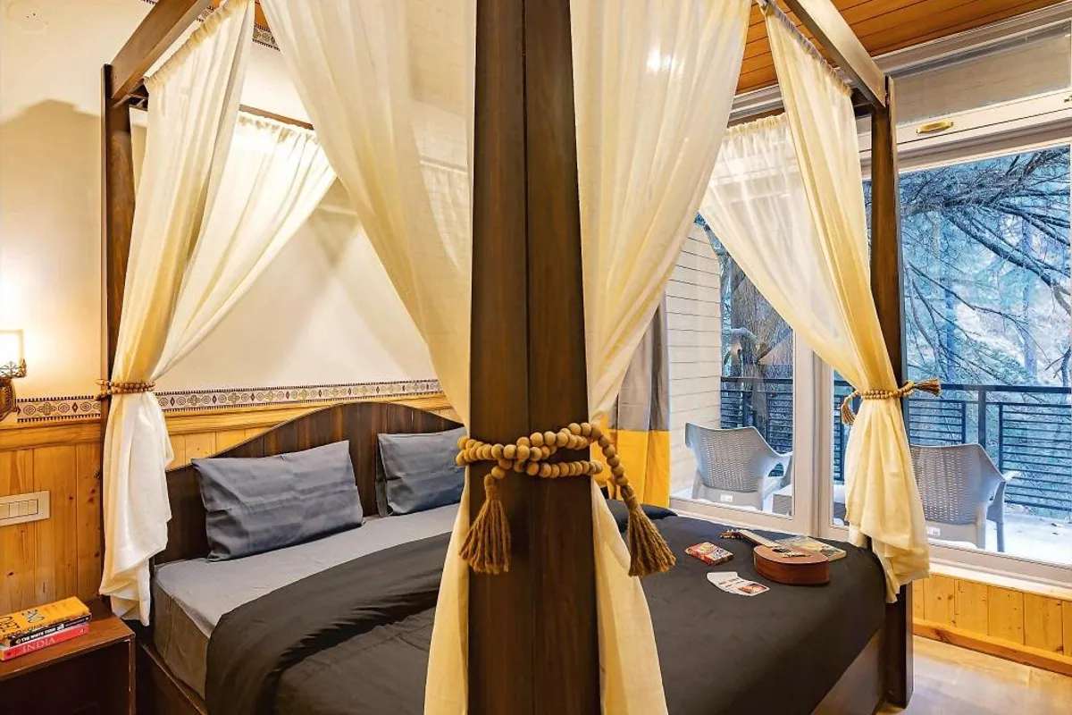 The Hosteller Jibhi suite interior
