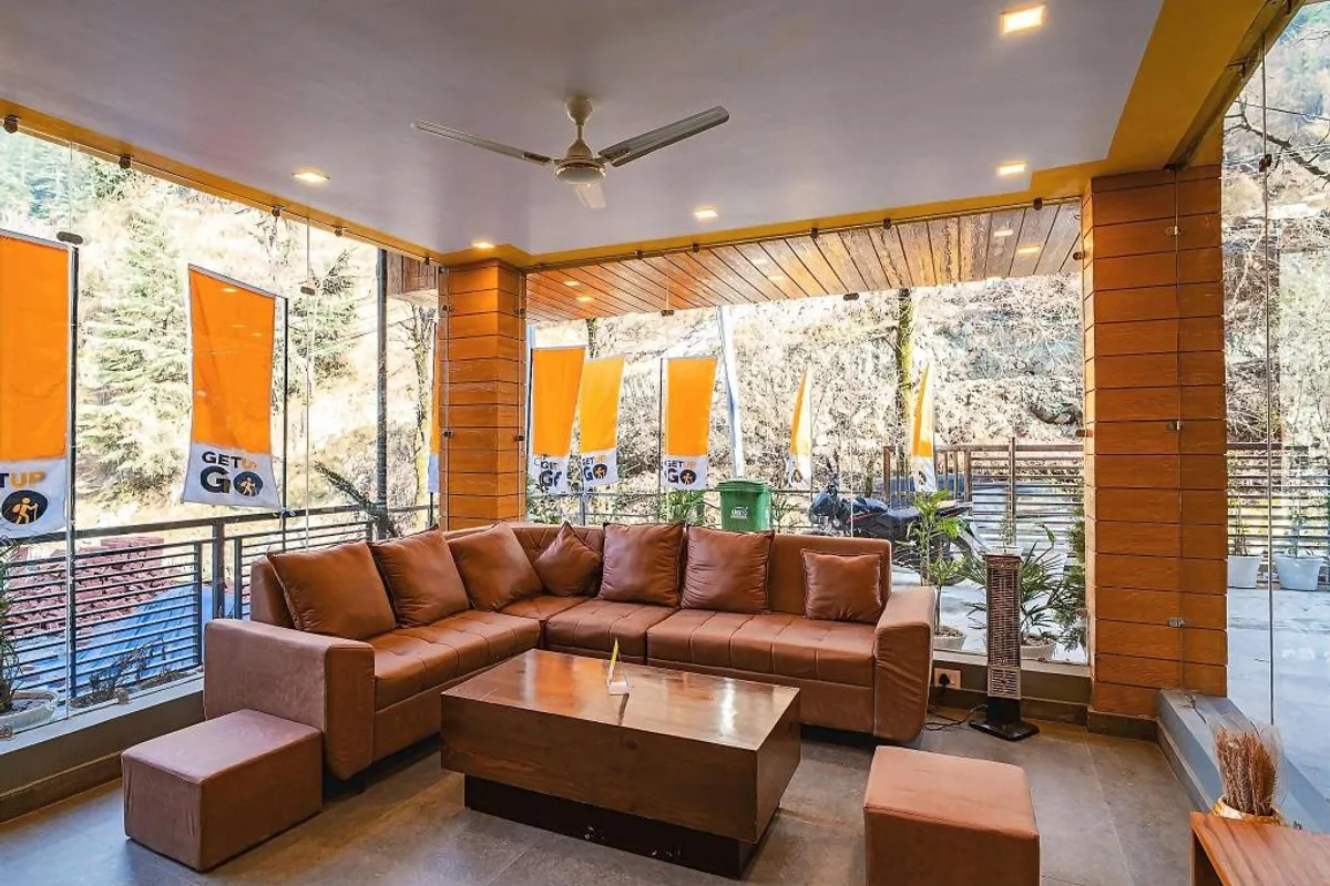 The Hosteller Jibhi bathroom and tub space