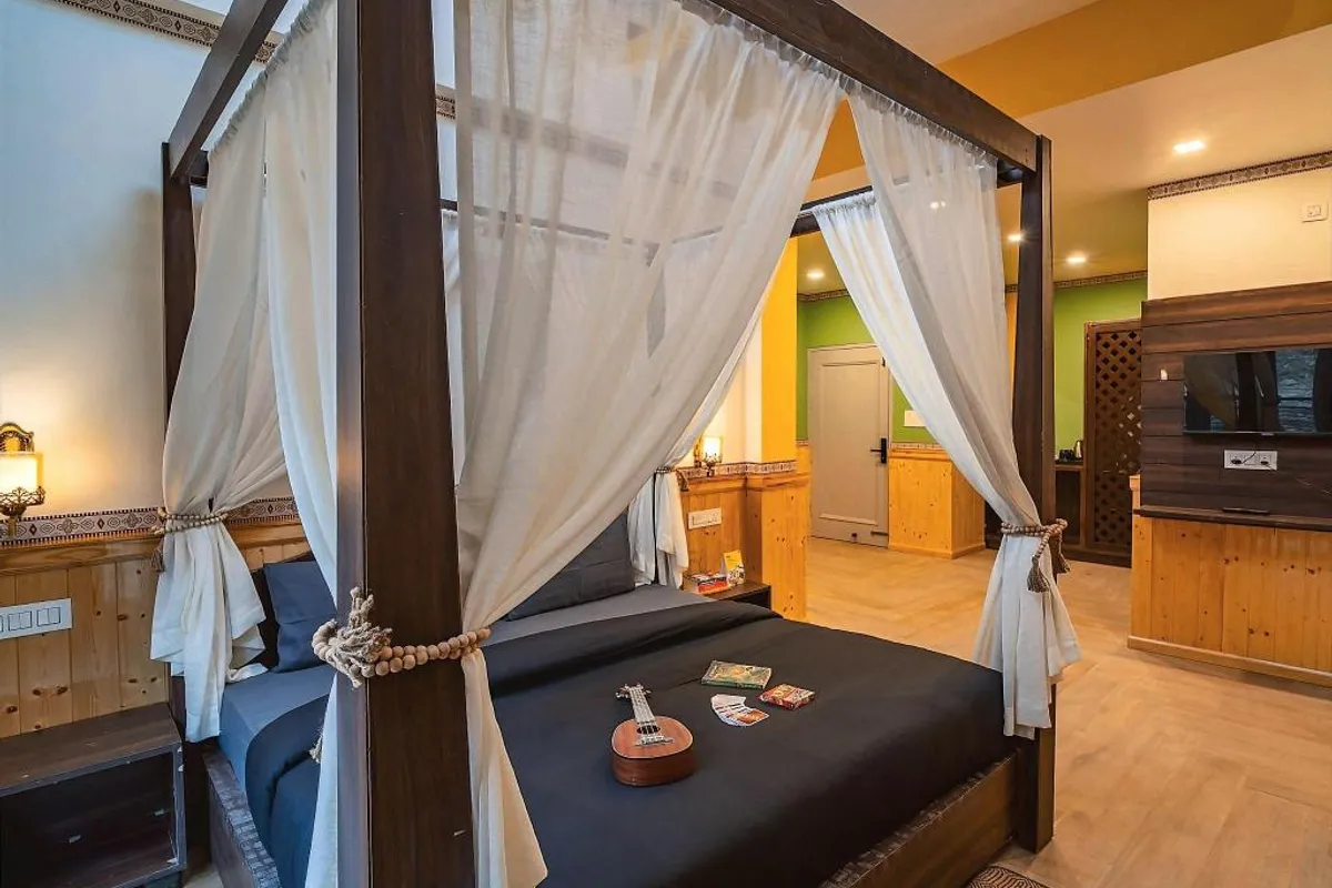The Hosteller Jibhi property and ambiance