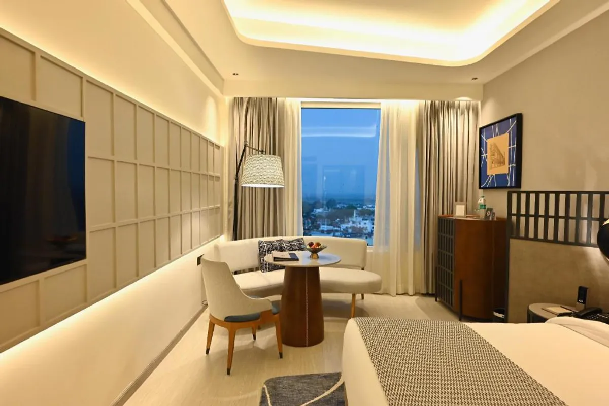 The Landmark Hotel Kanpur bathroom and tub space