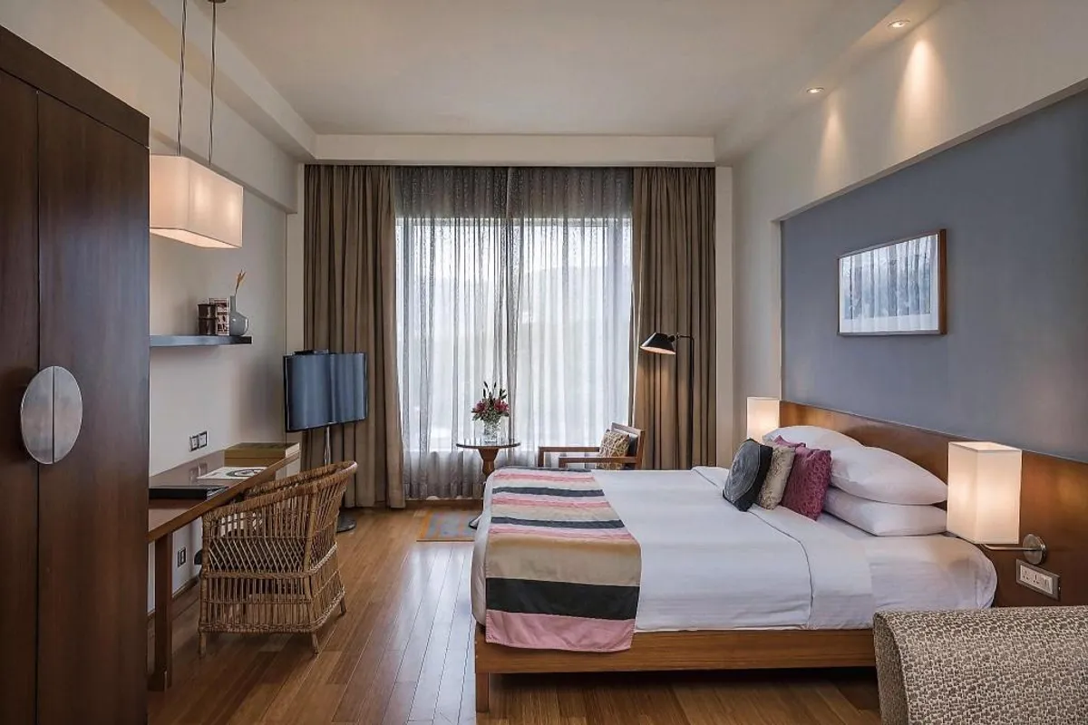 The Park Navi Mumbai bathroom and tub space