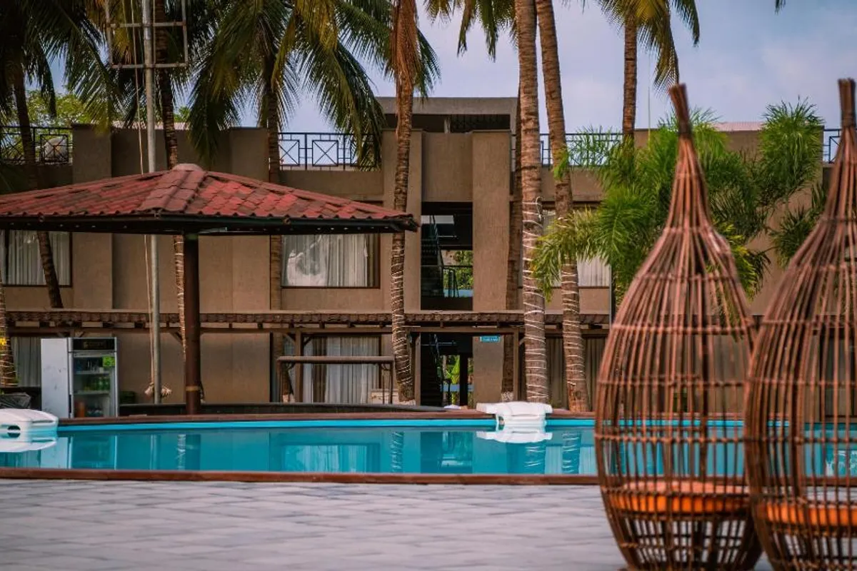 Treat Resort Silvassa bathroom and tub space