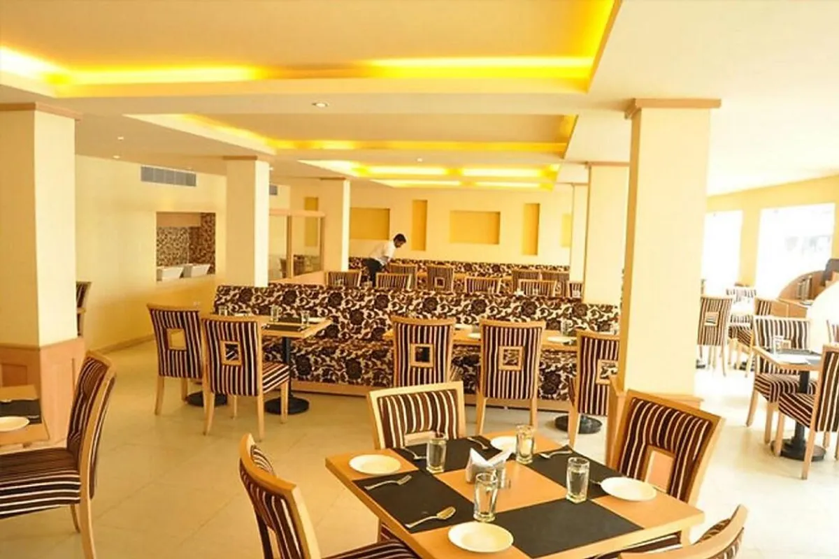 Vandayar Hotel Chidambaram bathroom and tub space