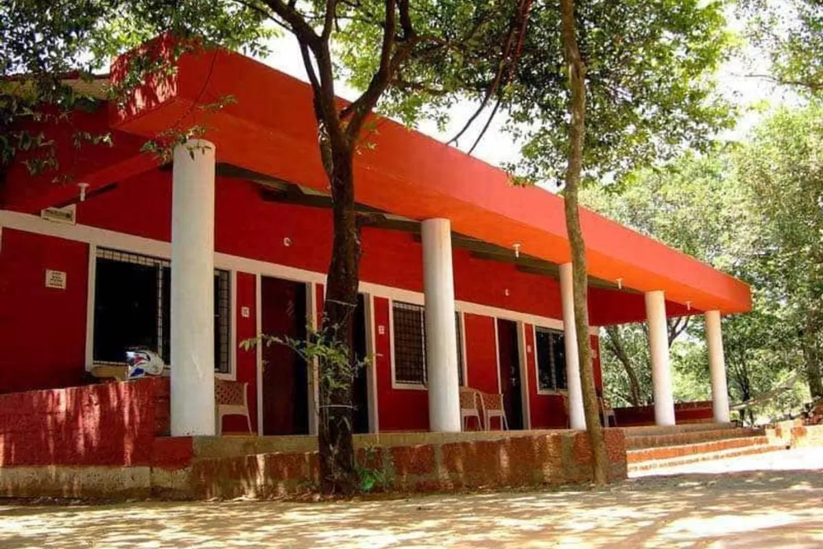 Whistling Woods Amboli bathroom and tub space